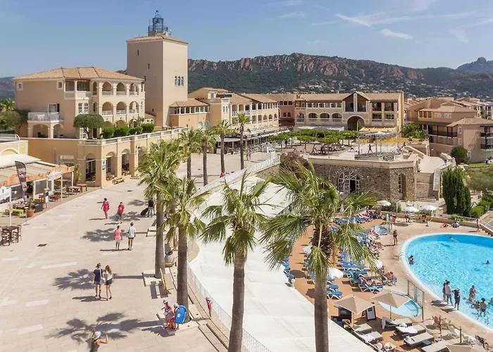 3 Pièces Avec Piscine Et Parking à Saint-raphaël - Fr-1-504-591 Appartement