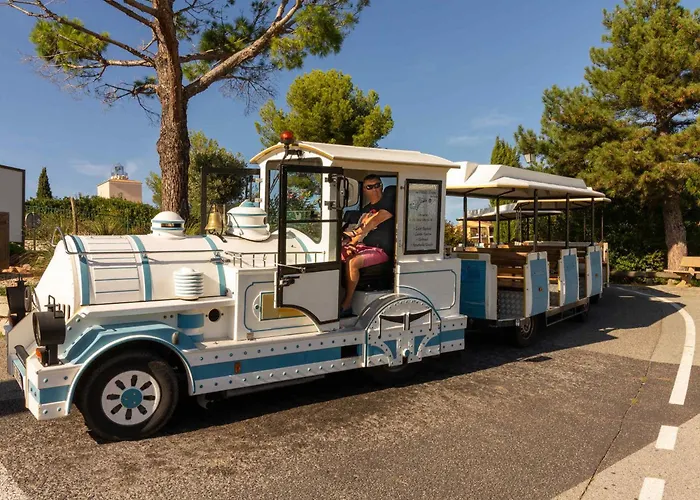 3 Pièces Avec Piscine Et Parking à Saint-raphaël - Fr-1-504-591 * Saint-Raphaël