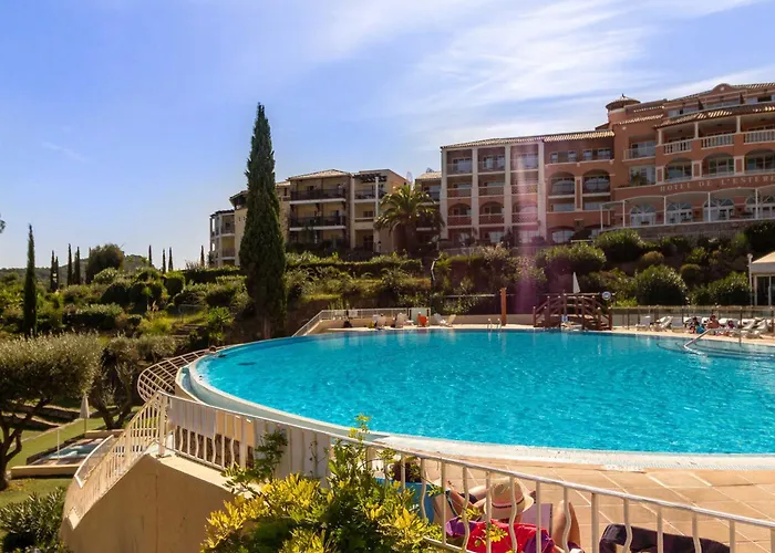 Appartement 3 Pièces Avec Piscine Et Parking à Saint-raphaël - Fr-1-504-591 *